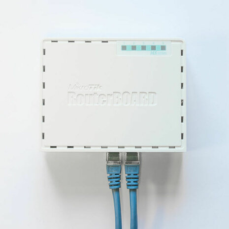 Router Mikrotik RB750Gr3 3